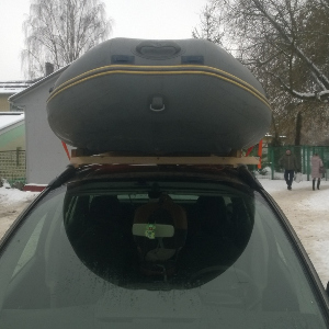 Багажник для транспортировки лодки на крыше авто.