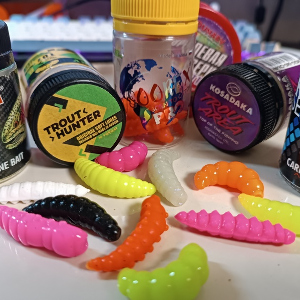 Силиконовые личинки - излюбленное лакомство прудовой форели