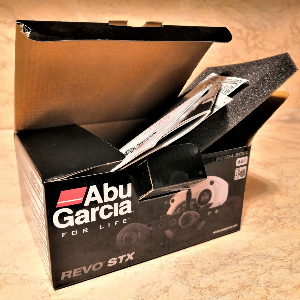 Обзор Abu Garcia Revo4 STX - удобная, компактная, мощная, в серебре.